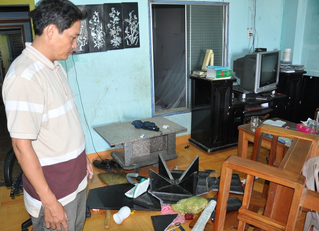 Be 4 tuoi bi nhom thanh nien xong vao nha bat di hinh anh