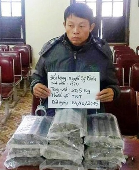 Nguyễn Sỹ Bình cùng tang vật.