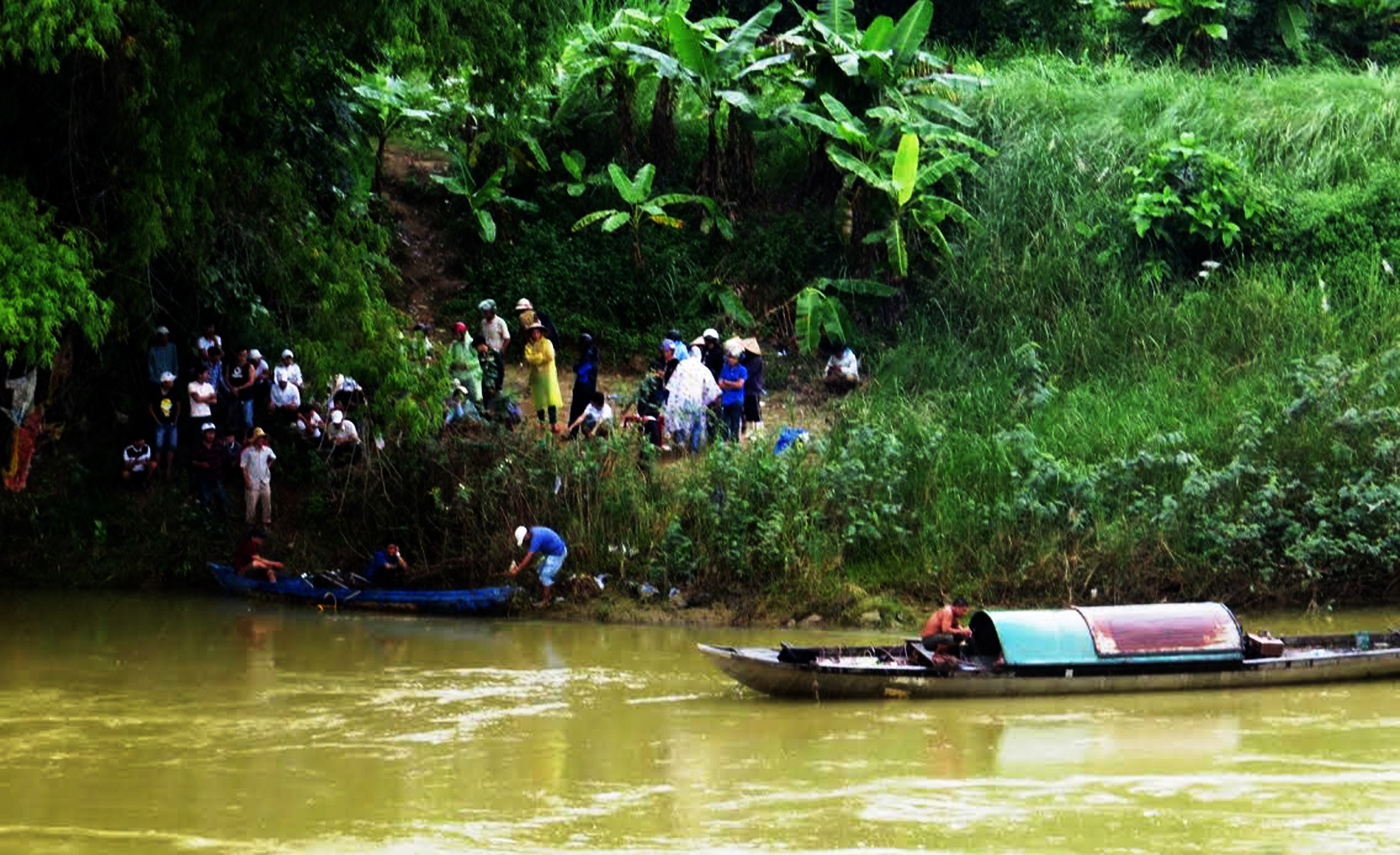 Nu 9X nhay xuong song tu tu luc rang sang hinh anh