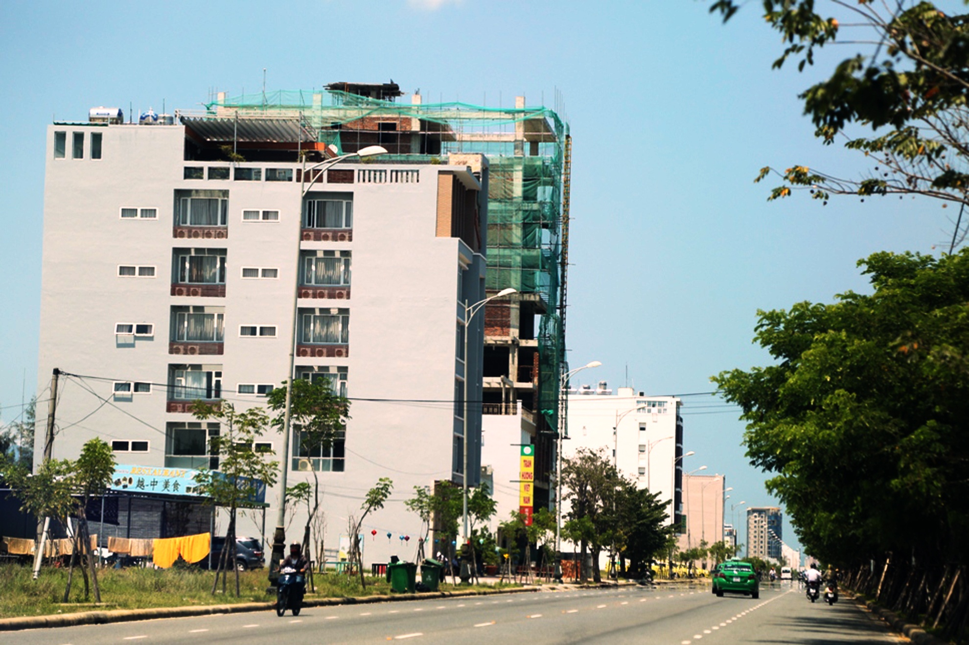 Sau khi mua đất, người Trung Quốc đã xây khách sạn, tòa nhà cao tầng.