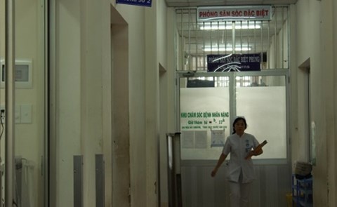 Khong 'noi lai tinh xua', co gai bi tat axit nguy kich hinh anh