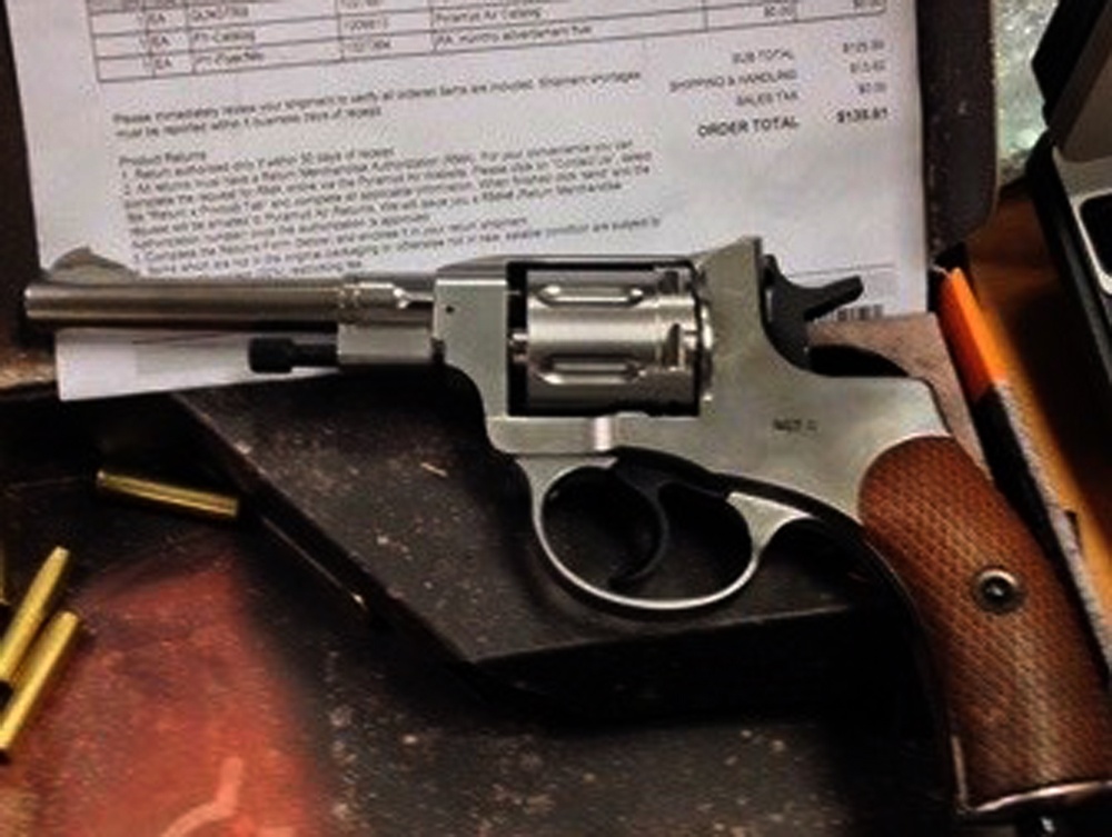 Phat hien hai khau sung trong hanh ly o san bay Da Nang hinh anh