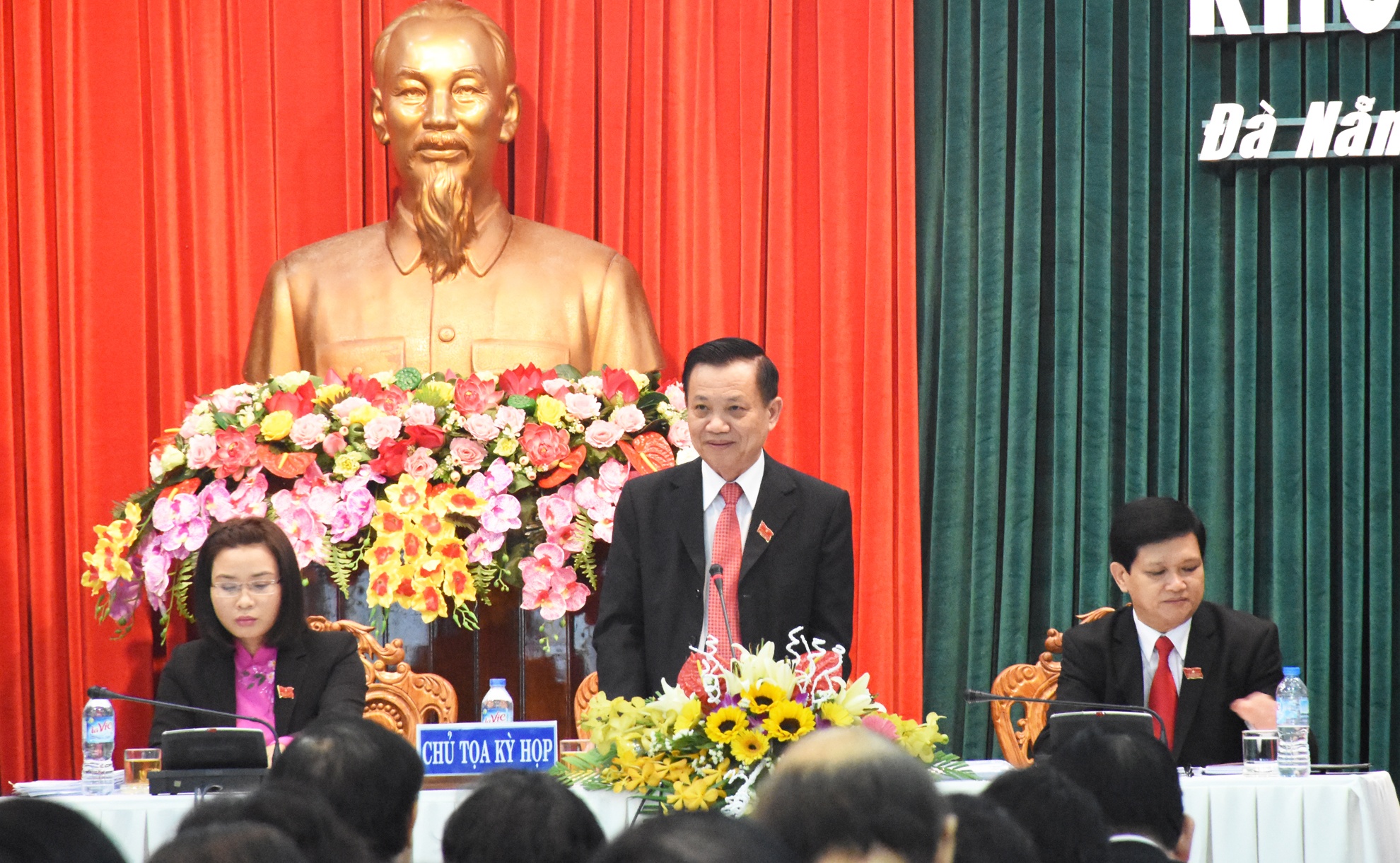 Ông Trần Thọ, Chủ tịch HĐND TP Đà Nẵng chủ trì phiên thảo luận sáng 9/12. Ảnh: Đ. Nguyên.