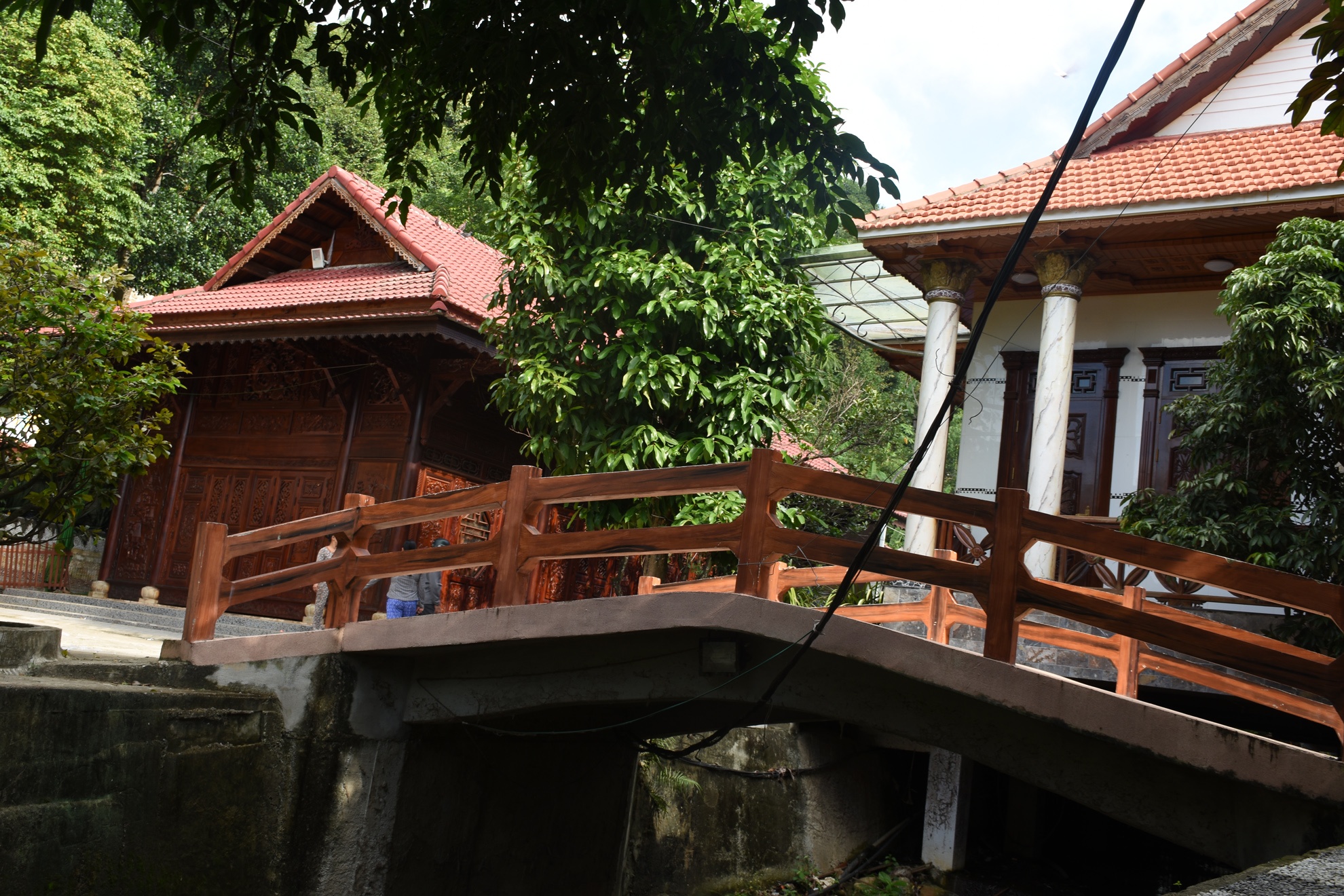 Lối vào khu biệt thự cũng được làm cầu theo kiến trúc cổ xưa.