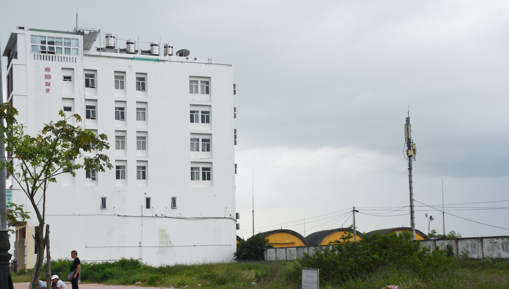 Dat nguoi Trung Quoc mua nam sat san bay quan su hinh anh