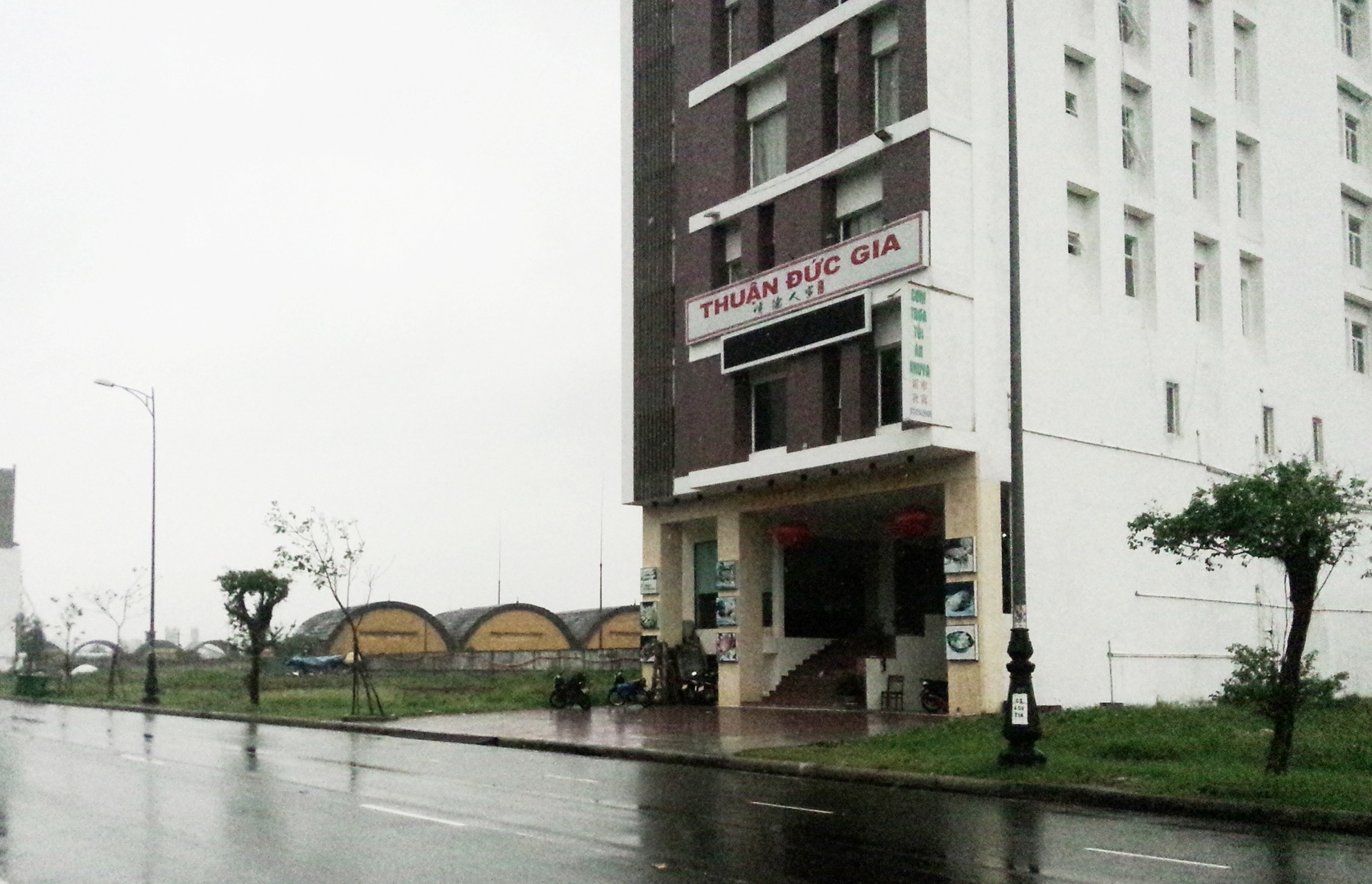 Nha ngheo nhat thon mua 12 lo dat sat san bay quan su hinh anh