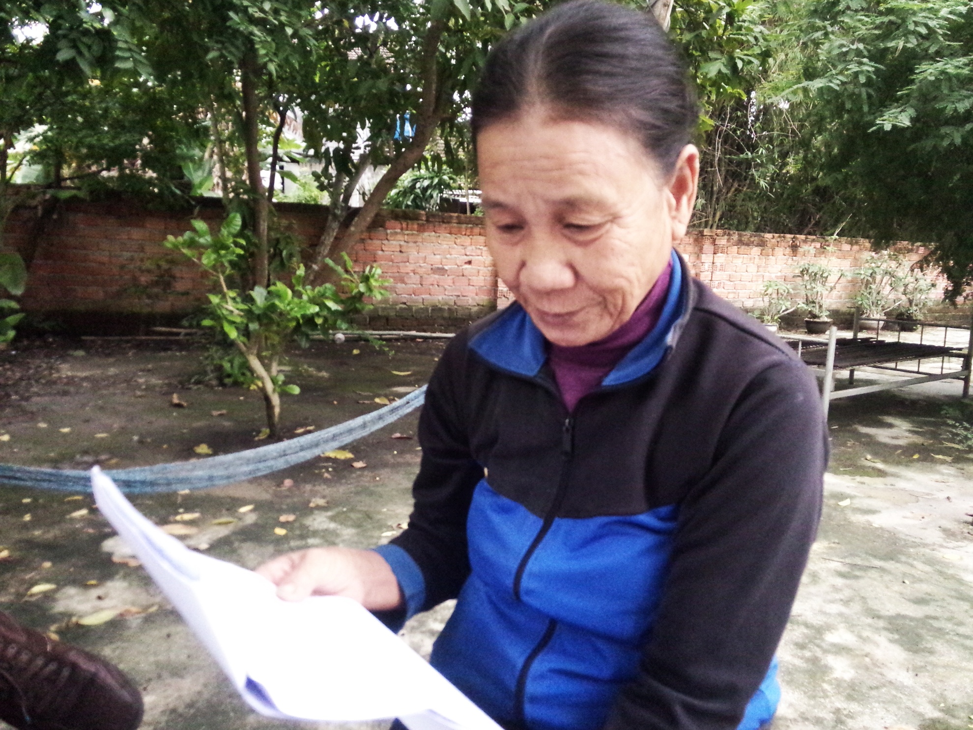 Bà Vọng khẳng định, con trai mình không thể có tiền để mua 12 lô đất ở đường Võ Nguyên Giáp. Ảnh: Đ.Nguyên.