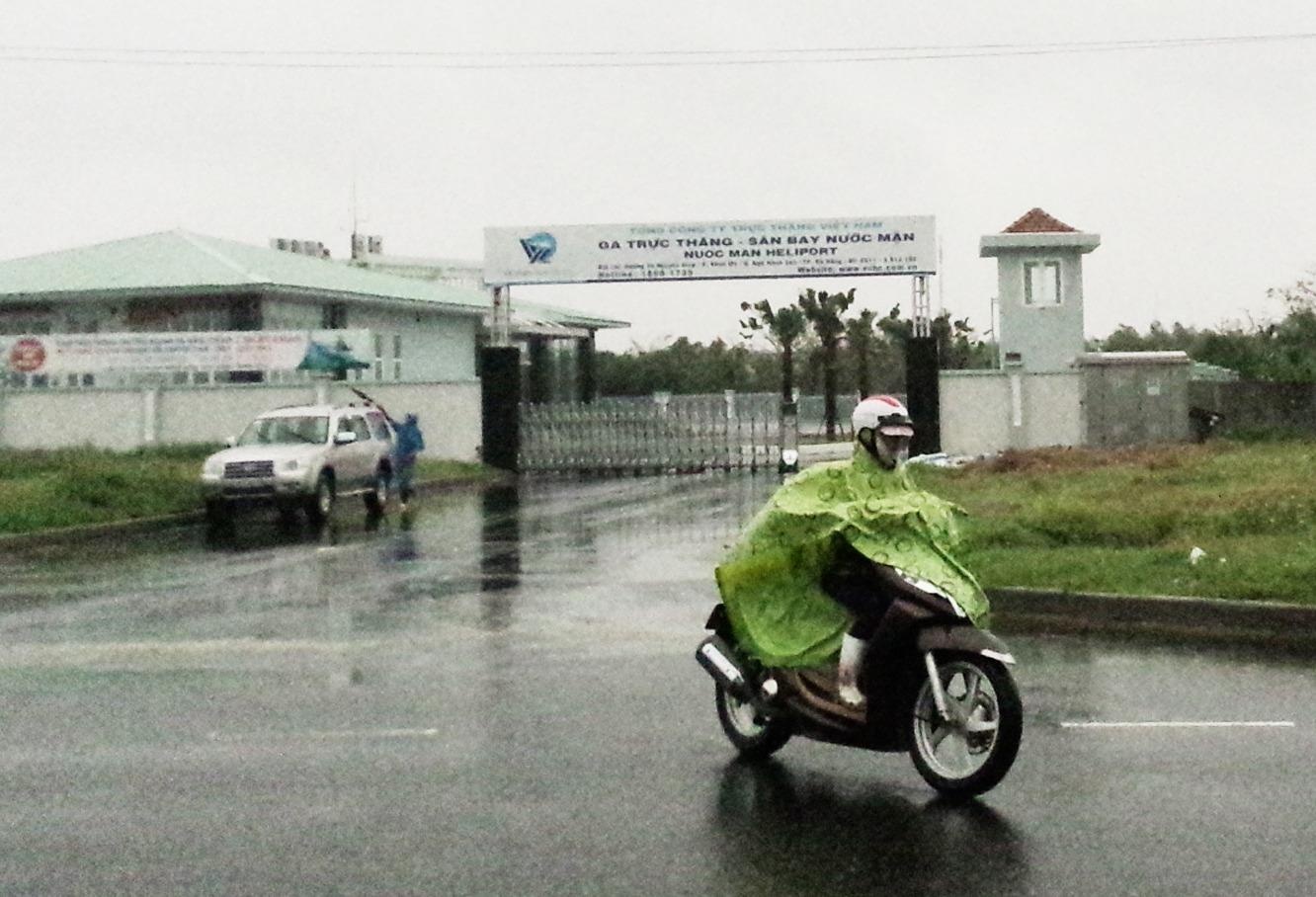 Chu 12 lo dat gan san bay phai vay tien mua xe may hinh anh