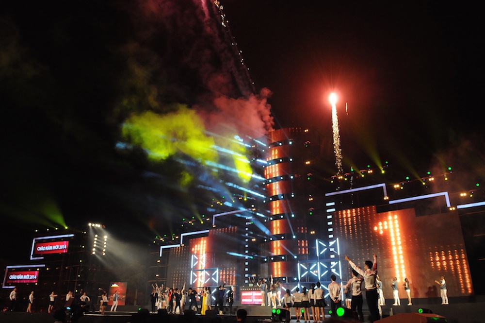 Da Nang don nam 2016 voi man anh sang 3D hinh anh