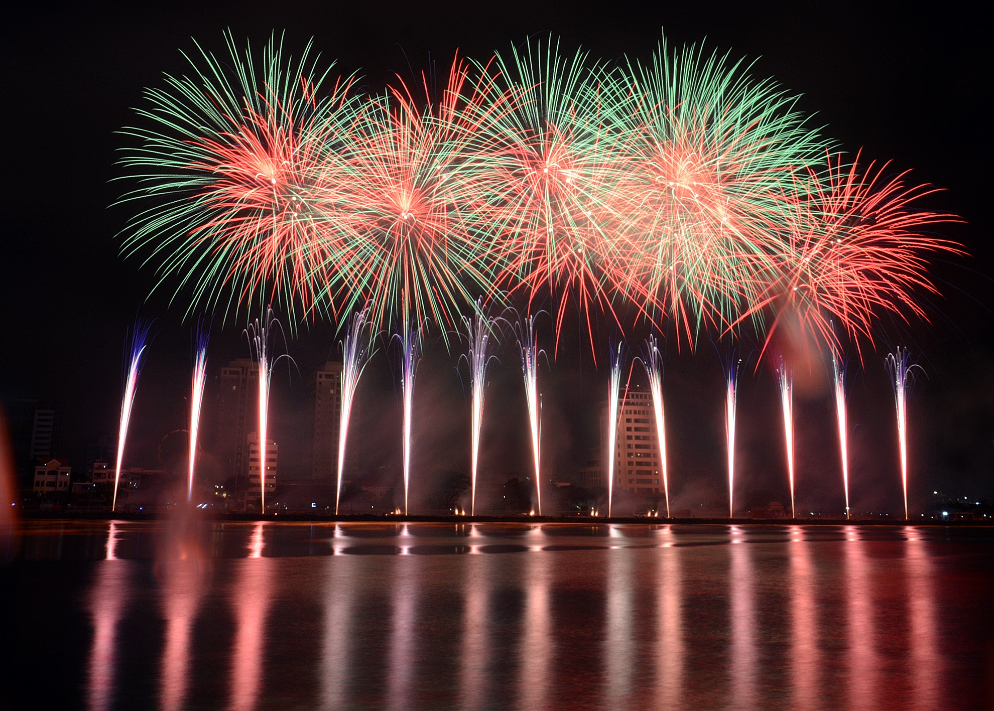 Da Nang ban phao hoa o bo bien trong dem giao thua hinh anh