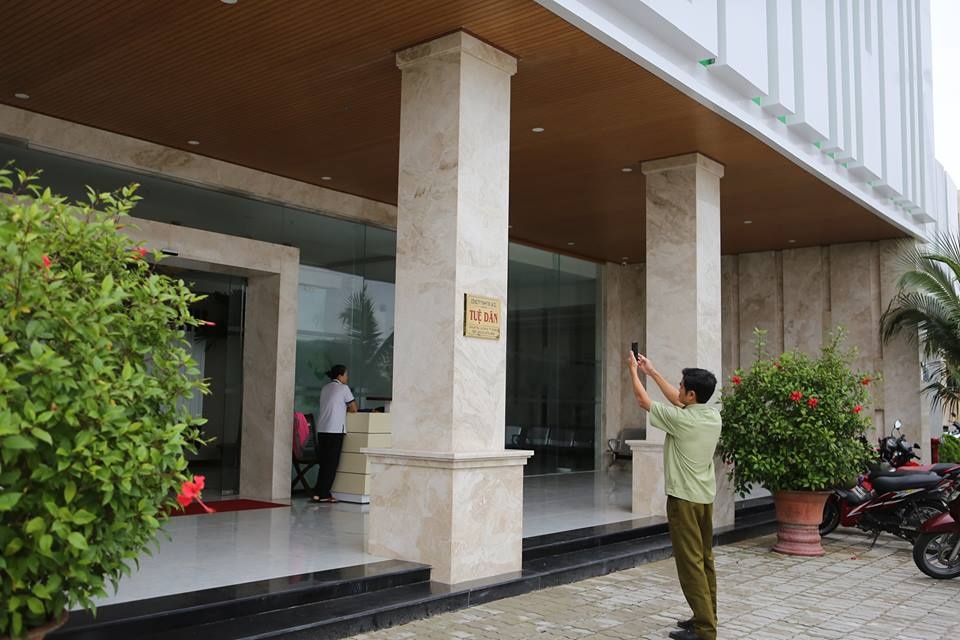 Xu phat 2 cua hang o Da Nang tu choi tiep nguoi Viet hinh anh