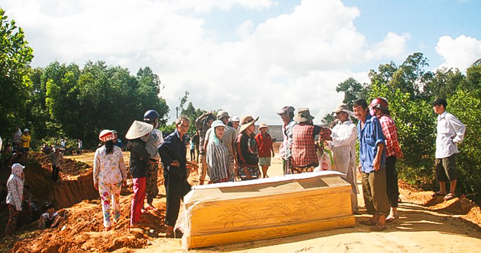 Bat can bo vu nguoi dan dat quan tai giua cao toc hinh anh
