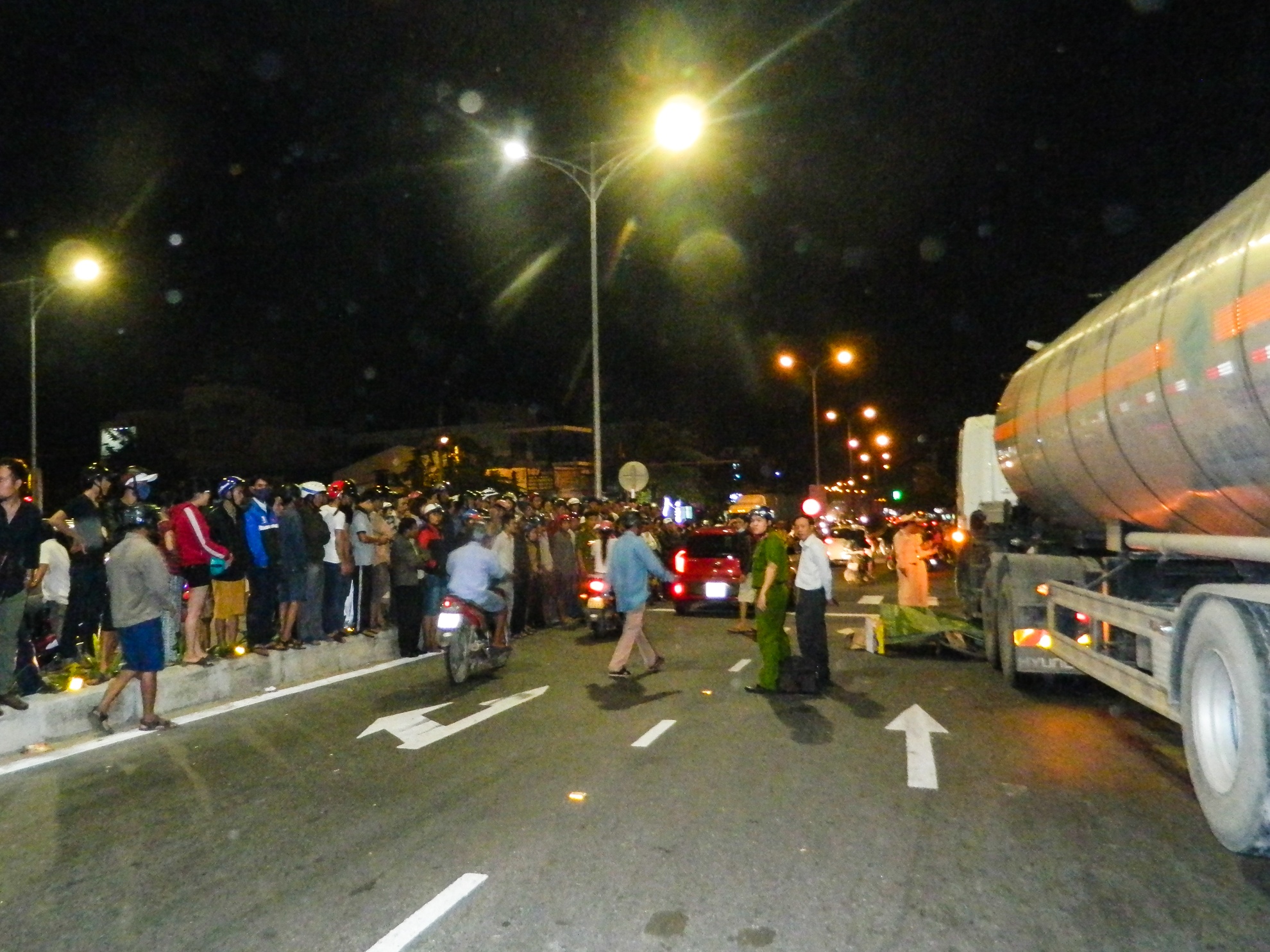 Cu ba di xe dap dien chet tham tren cau vuot hinh anh