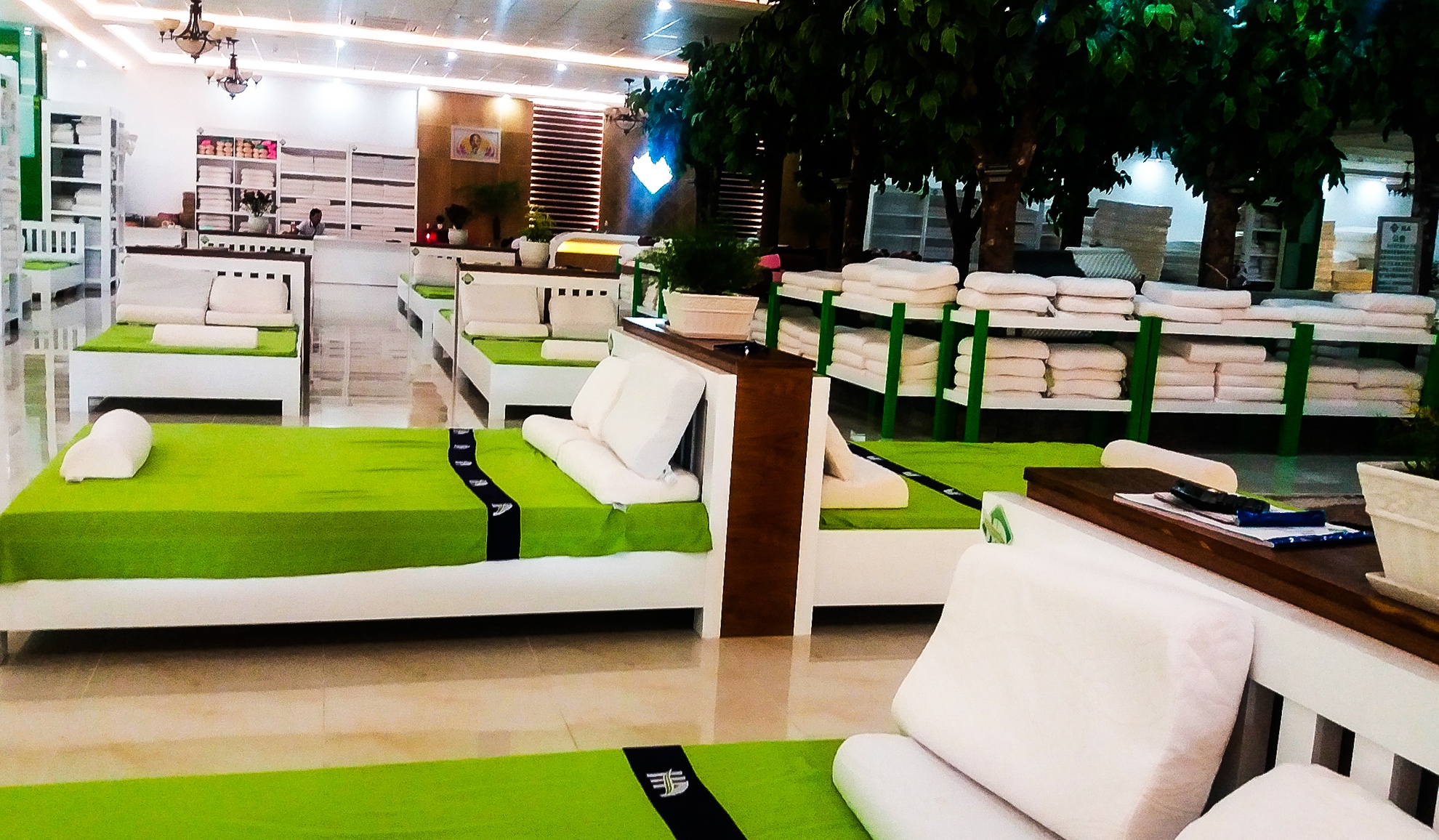 Cửa hàng H. A cao su thiên nhiên Việt Nam chỉ bán hàng cho người Trung Quốc, từ chối khách Việt Nam. 