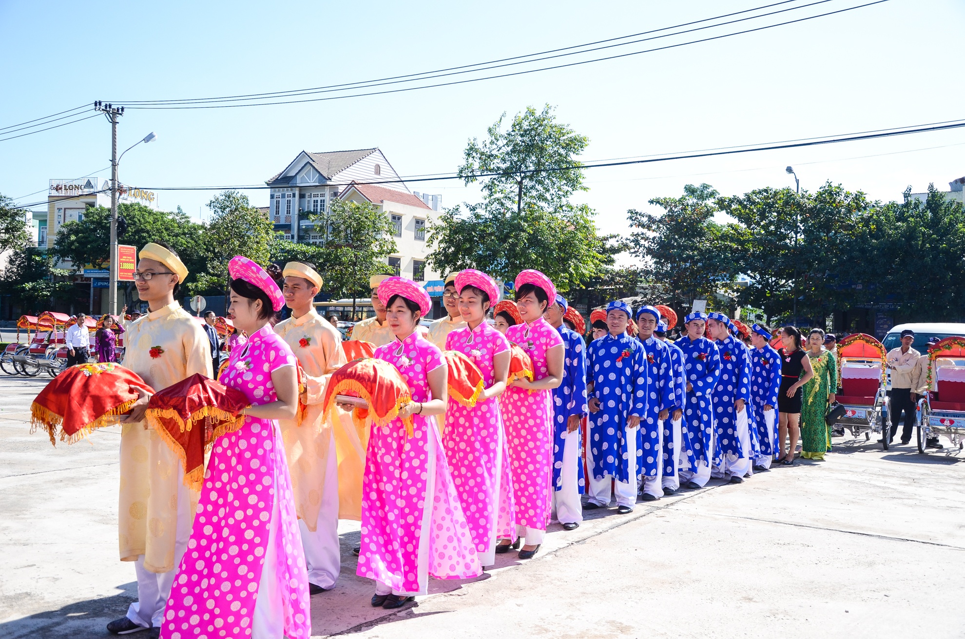 To chuc dam cuoi tap the bang xich lo cho cong nhan hinh anh