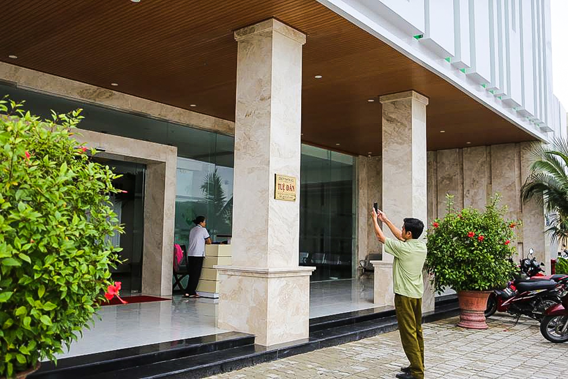 Cơ quan công an lấy lời khai từ các nhân viên công ty.