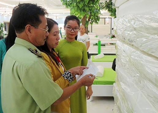 Giam doc cua hang tu choi khach Viet thuoc dien can ngheo hinh anh