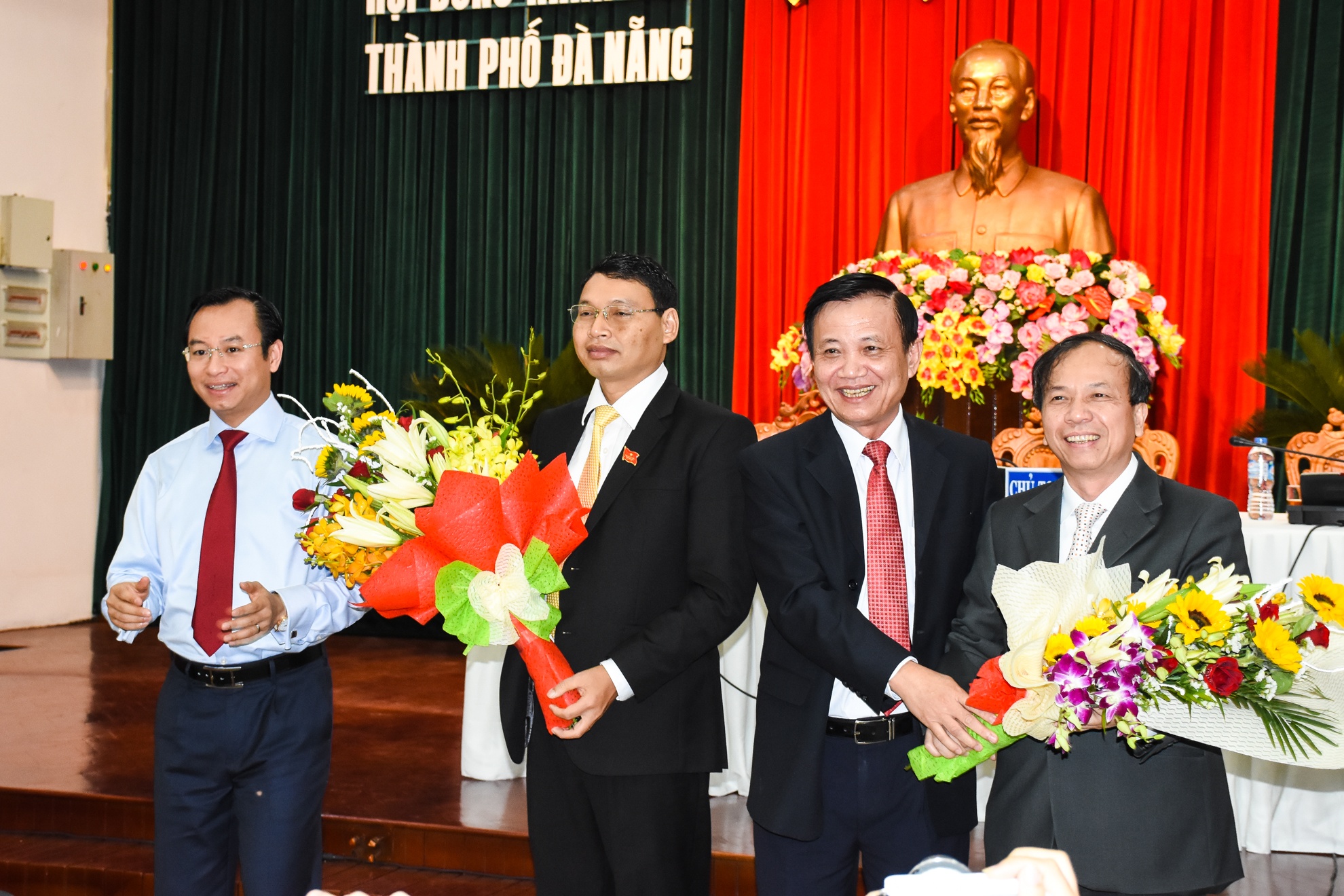 Bi thu Cam Le lam Pho chu tich UBND Da Nang hinh anh