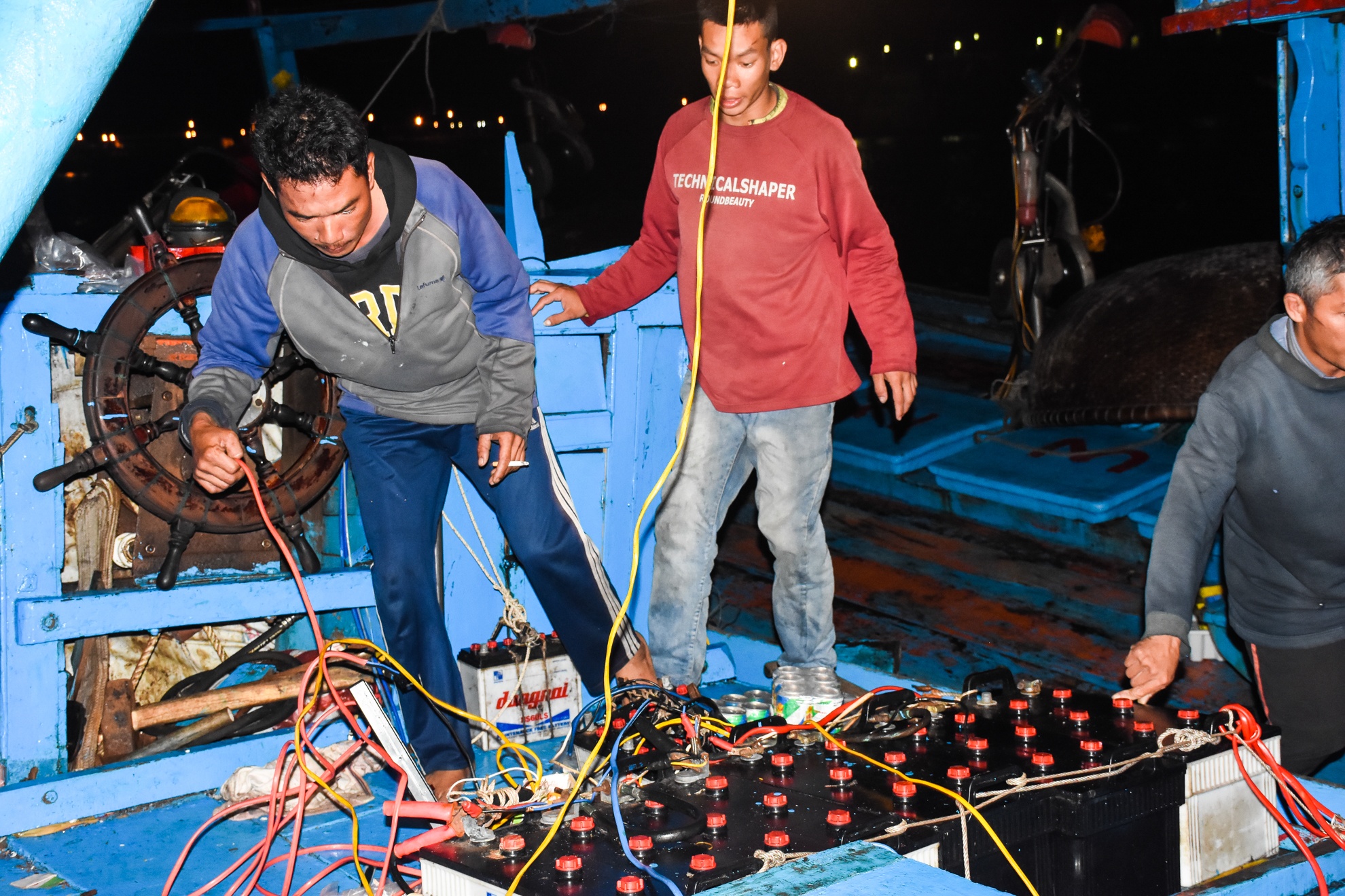 Canh tan hoang cua tau ca Quang Ngai bi tong chim hinh anh