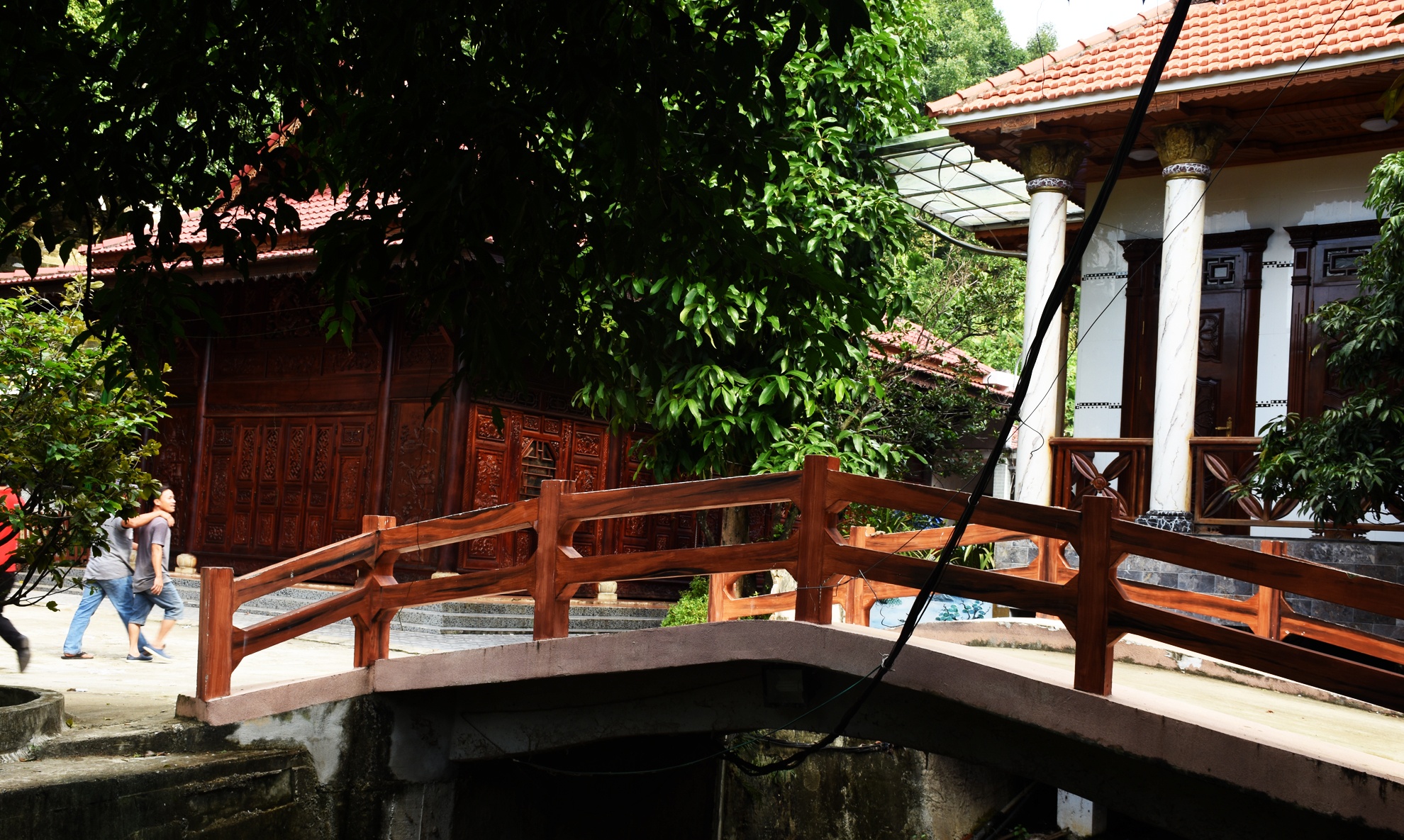 Chua xu ly cong trinh tren nui Hai Van do vung chong lan hinh anh