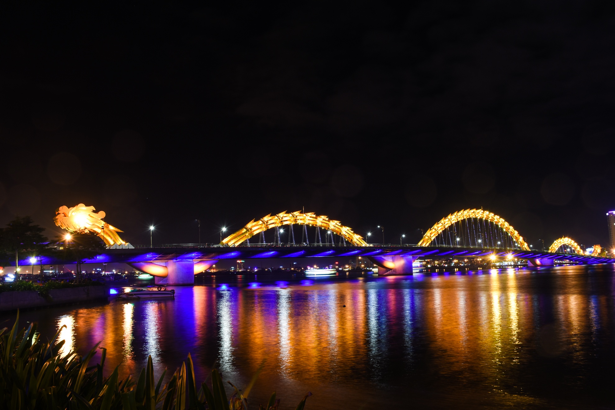 Cau Rong se phun nuoc va lua theo nhac hinh anh