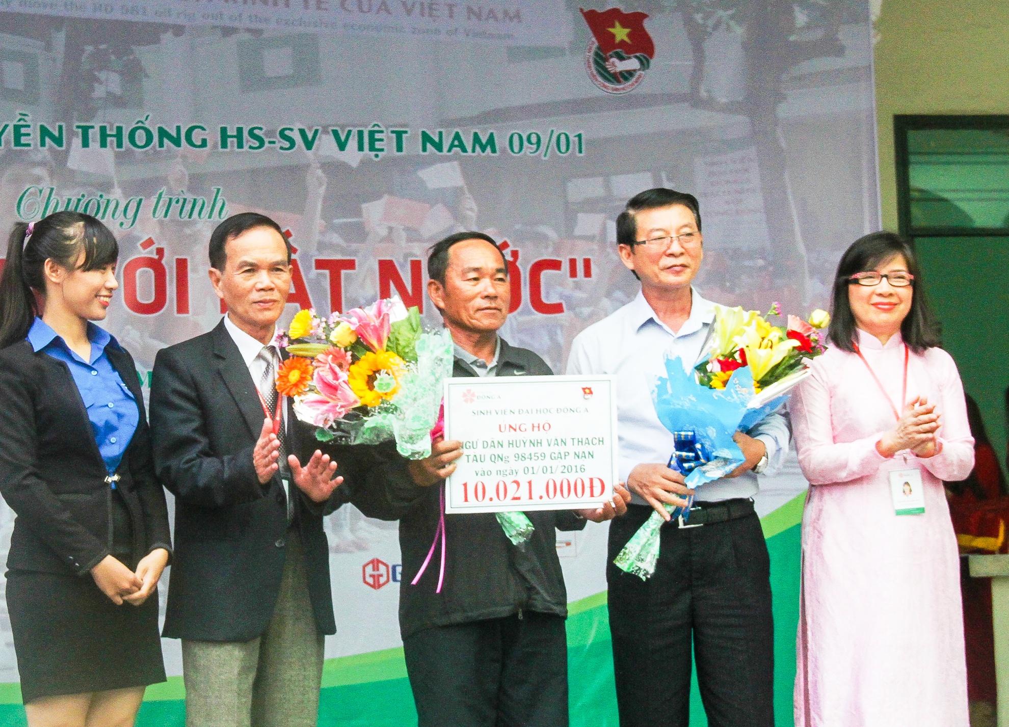 Sinh vien Da Nang gop tien giup chu tau ca bi tong chim hinh anh