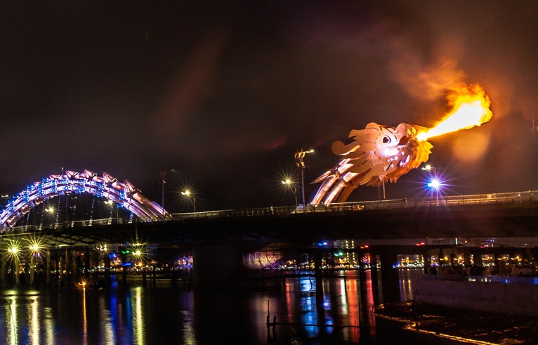 Cau Rong phun nuoc, lua theo nhac vao cac toi dip Tet 2016 hinh anh