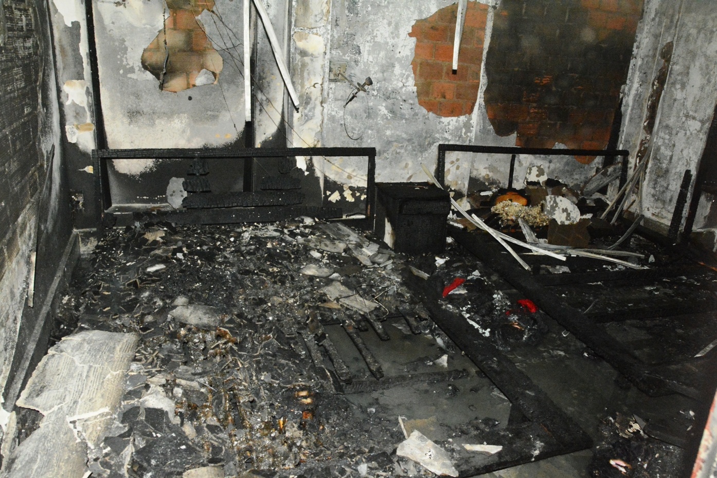 Bac thang giai cuu 4 nguoi mac ket trong dam chay lon hinh anh