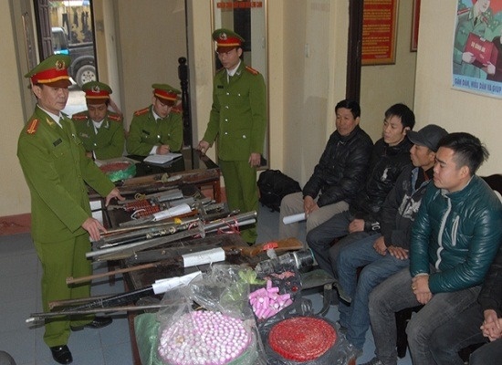 Hon 20 nguoi giao nop sung cho cong an dip Tet Binh Than hinh anh
