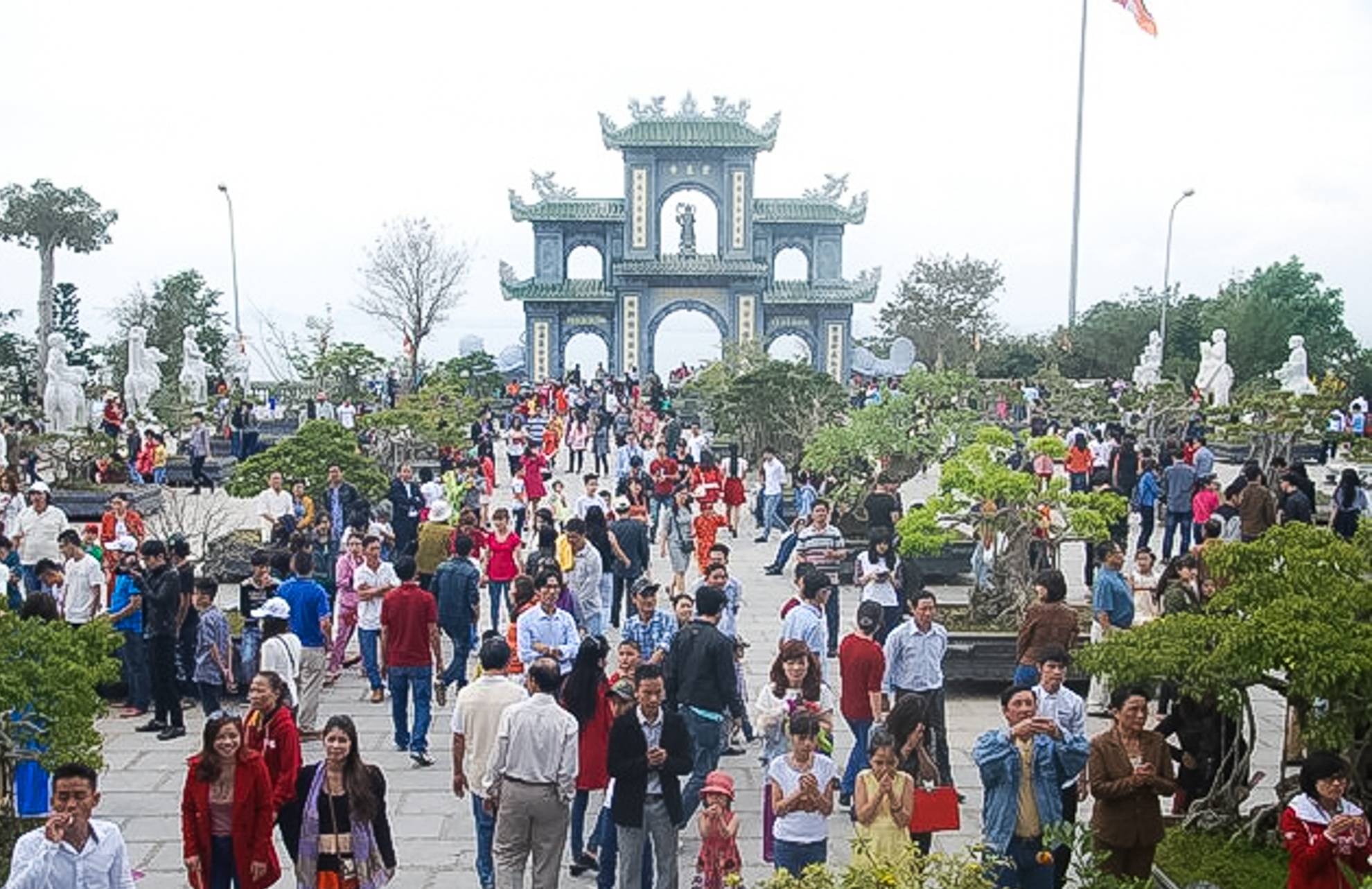 Mat phuc thu gom nguoi lang thang xin an trong le hoi hinh anh