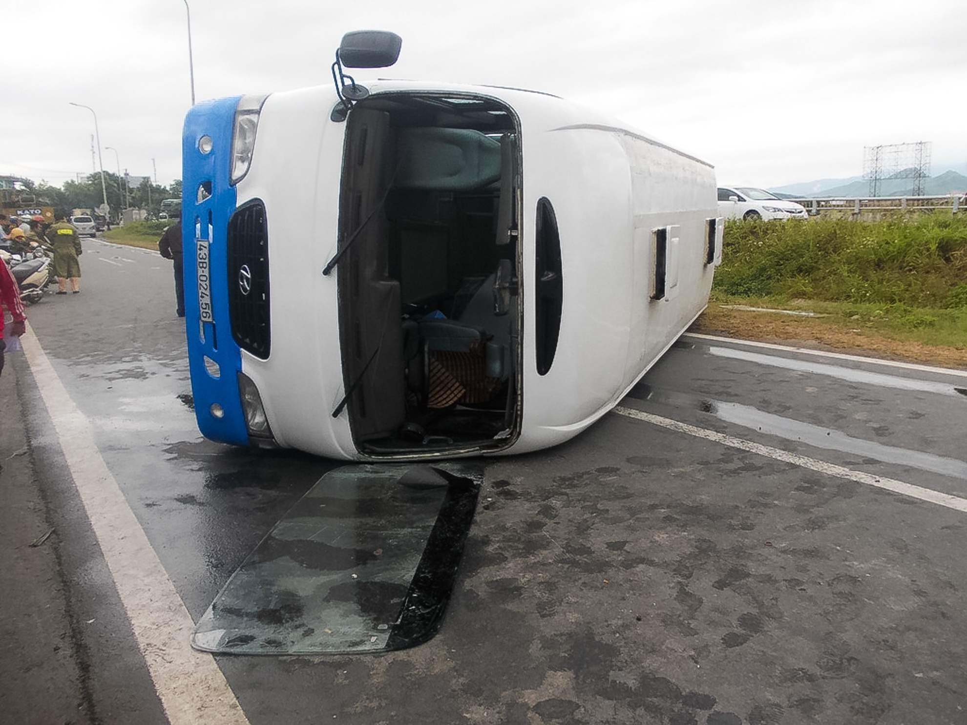 Lat xe cho cong nhan, hon 20 nguoi bi thuong hinh anh