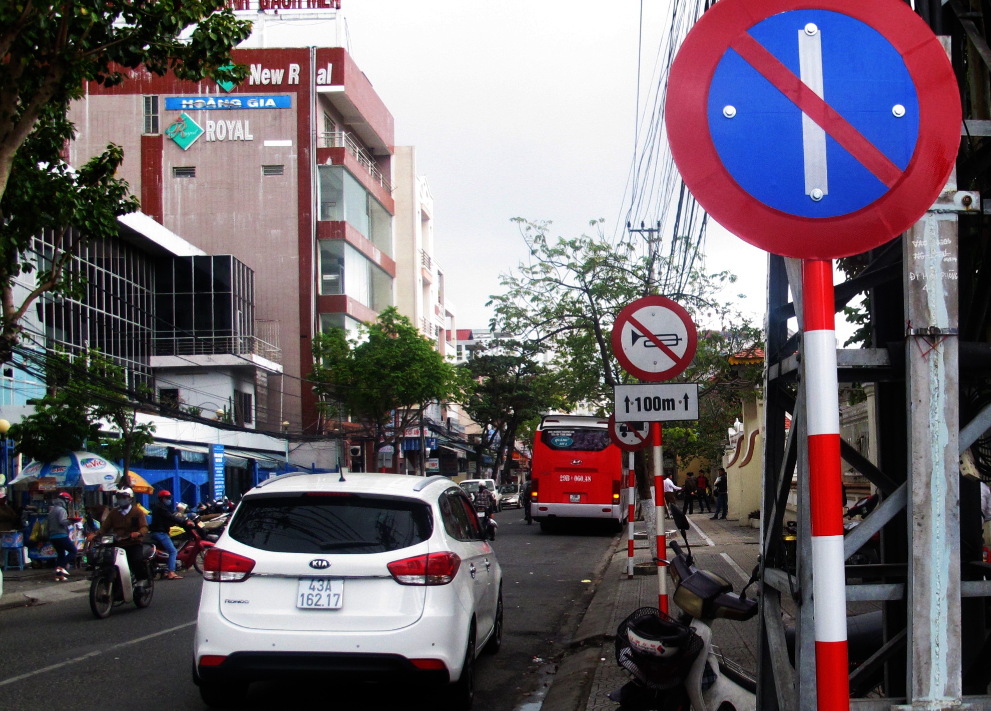 Nhieu oto van dau do o noi co bien cam hinh anh