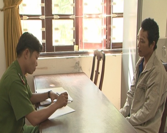 Khoi to ke tu dot xe roi chem cong an xa hinh anh