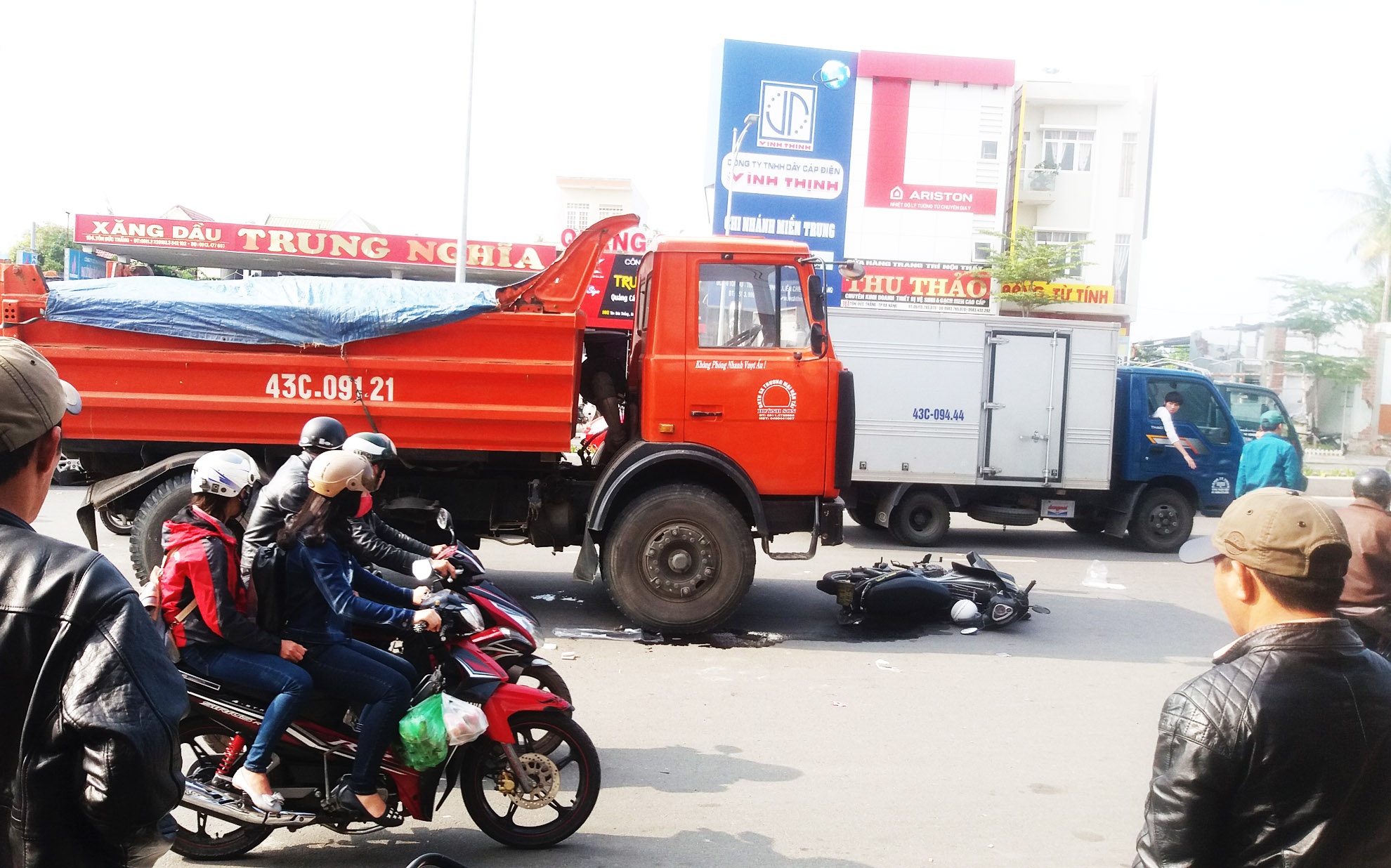 Xe tai tong xe may, keo le hai co gai 5 m hinh anh