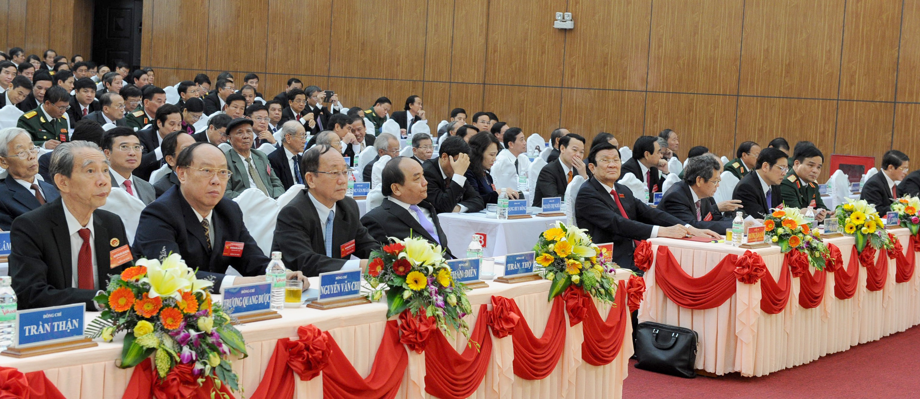 Da Nang luan chuyen hang loat can bo hinh anh