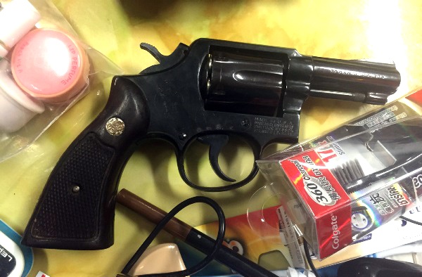 2 khach Thai Lan mang sung qua san bay Noi Bai hinh anh