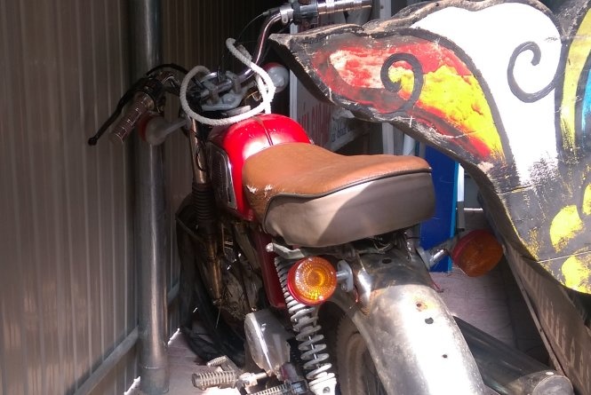 Cong an xa tu y ban xe tam giu chia nhau tieu xai hinh anh