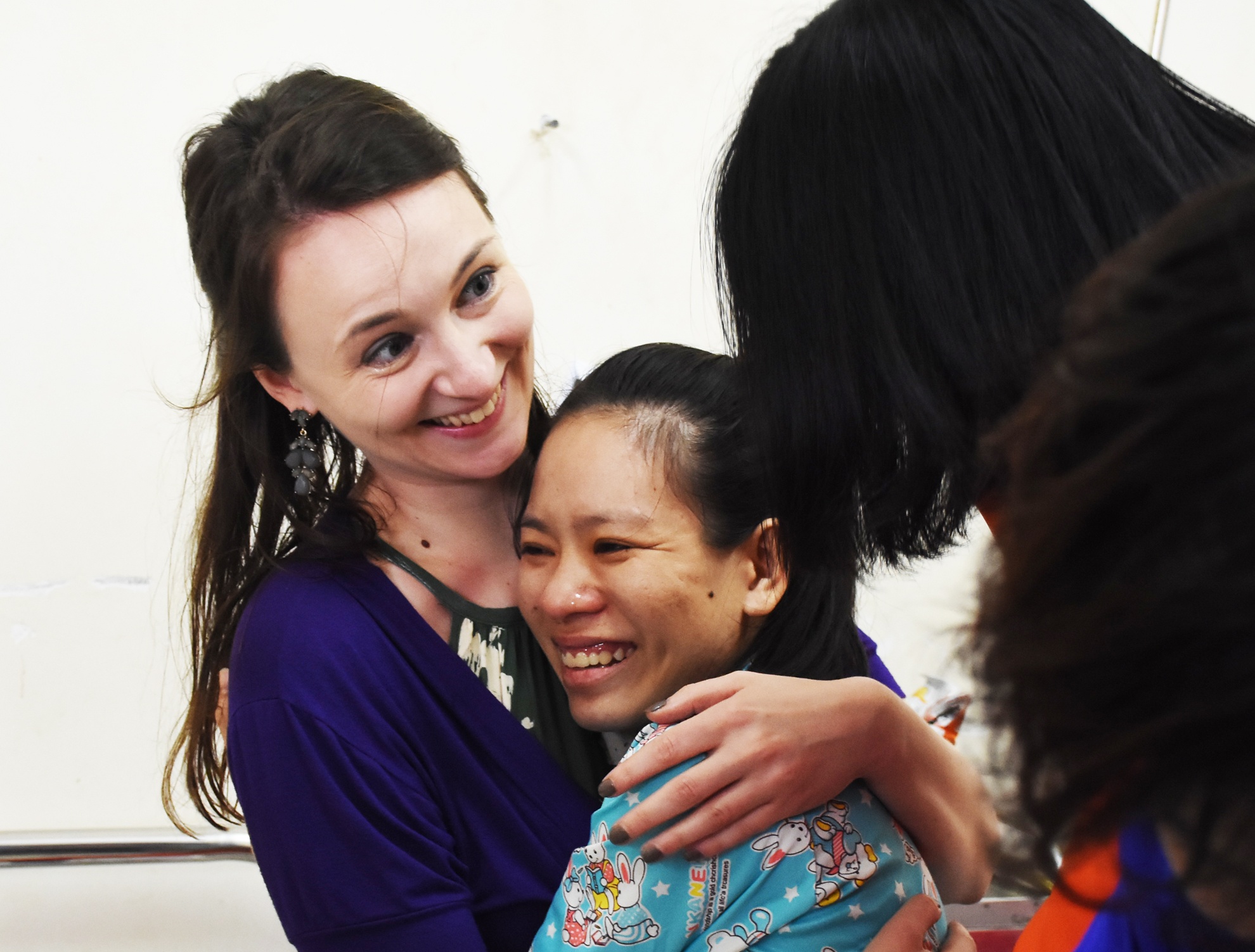 Be trai chao doi tren may bay xuat vien anh 2