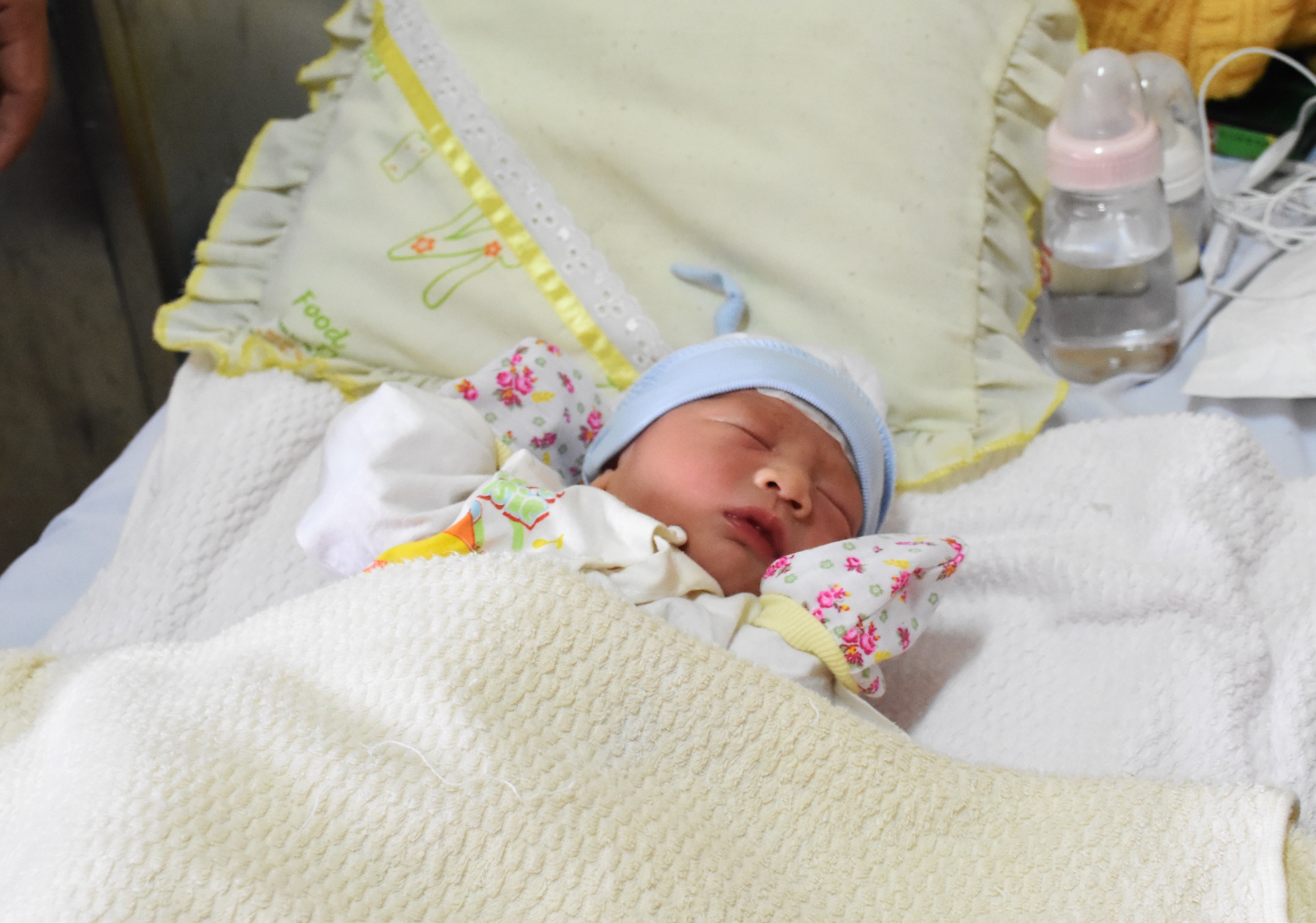 Be trai chao doi tren may bay xuat vien anh 1