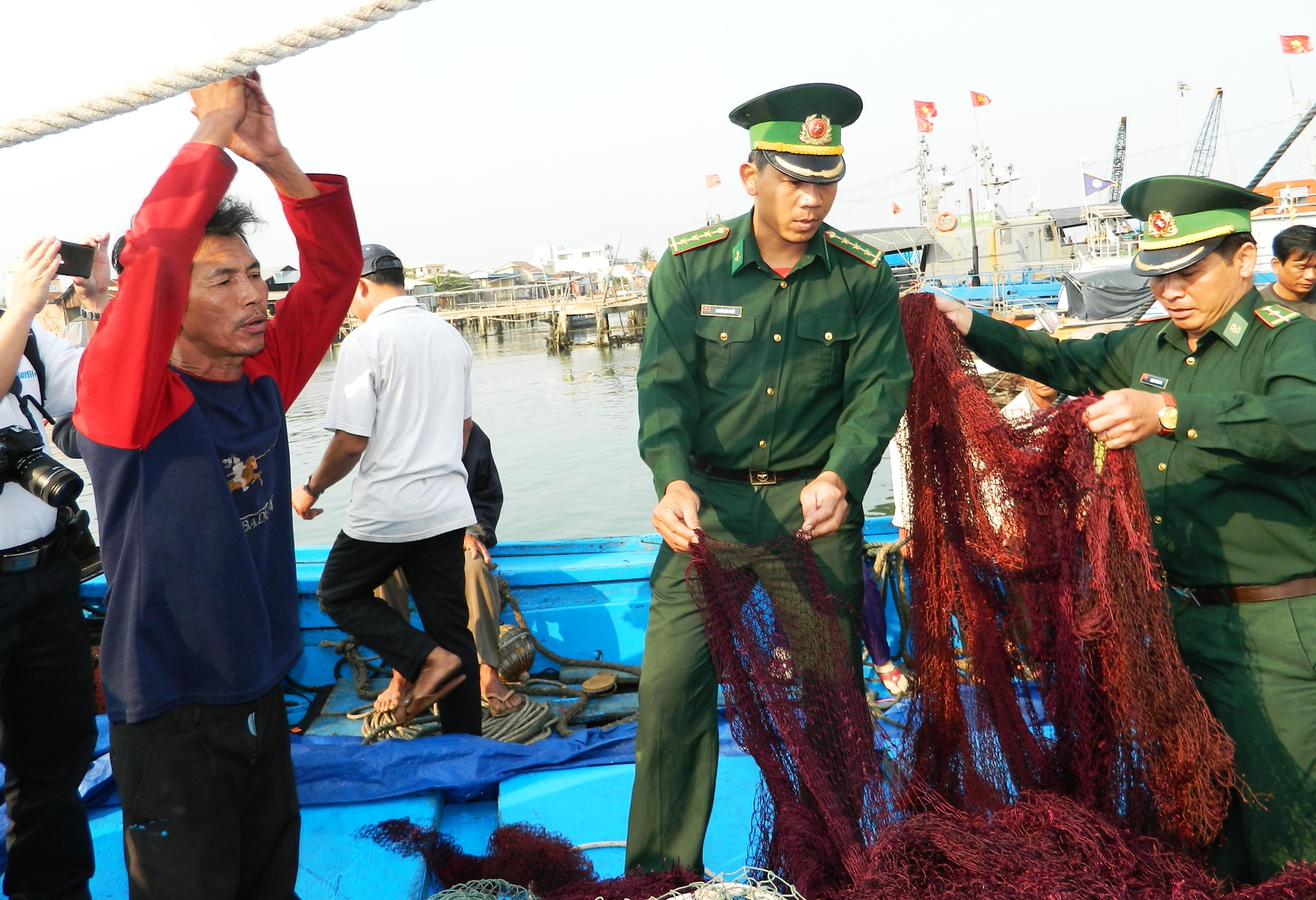 Ngu dan to hai canh Trung Quoc hanh xu nhu cuop bien hinh anh