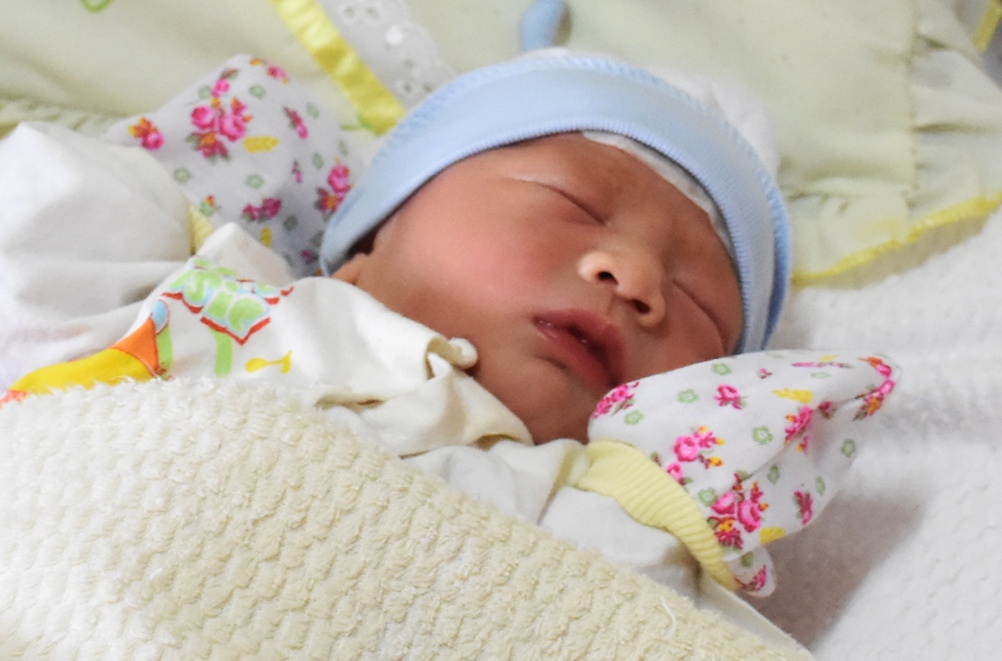 Be trai chao doi o do cao 10.000 m xuat vien hinh anh