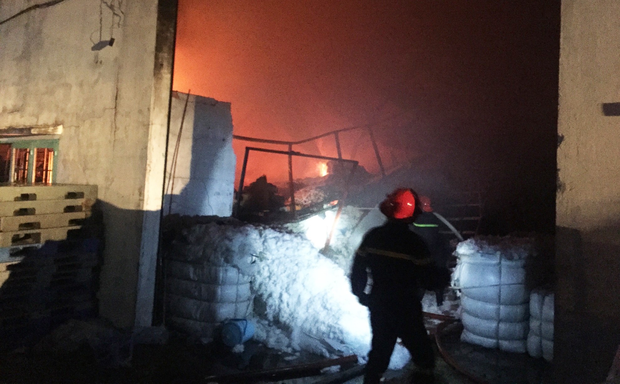 150 canh sat dap tat dam chay lon o Sai Gon hinh anh