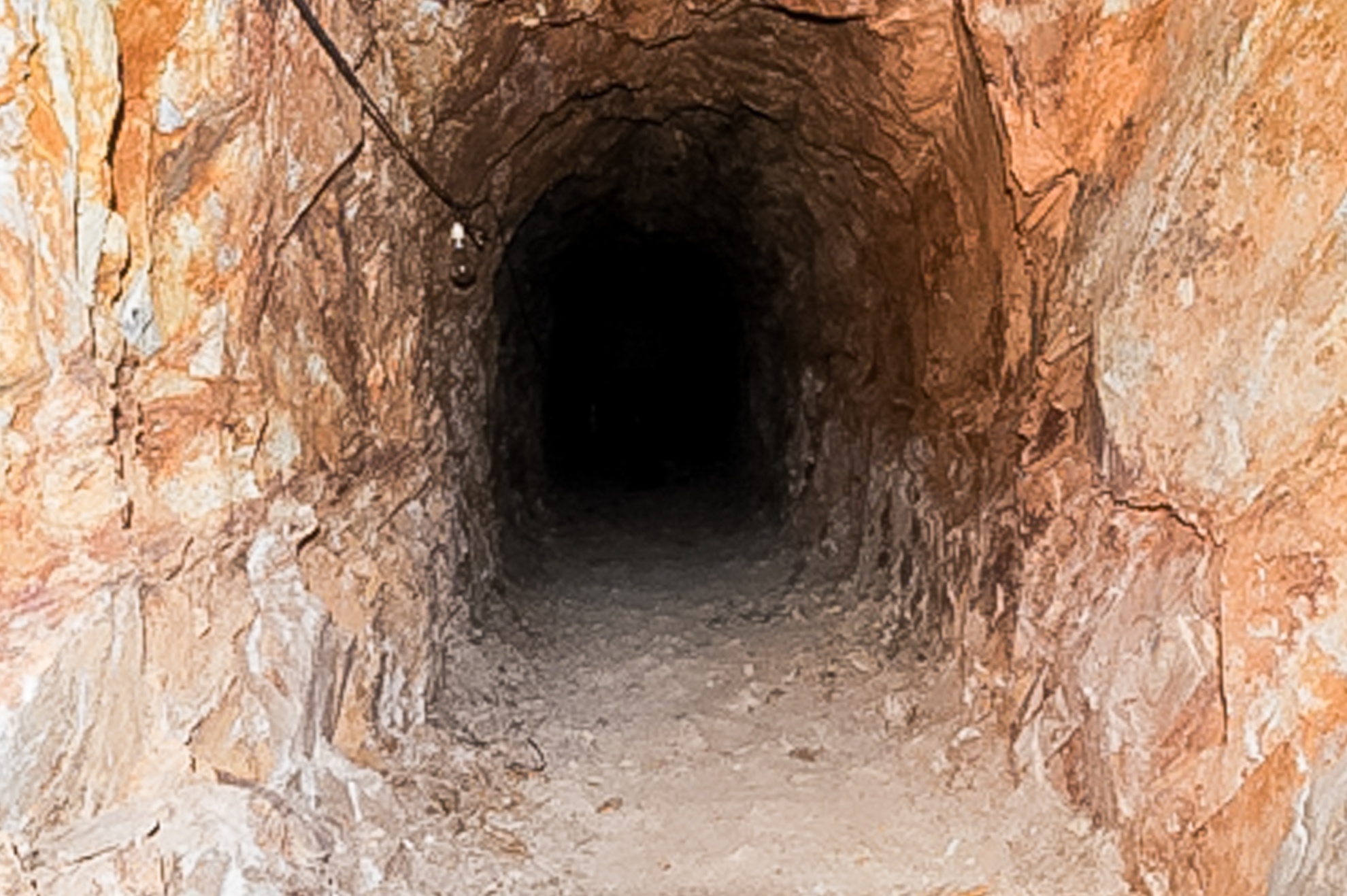 Bi thu huyen tran tinh viec dao nui lam ham ruou hinh anh