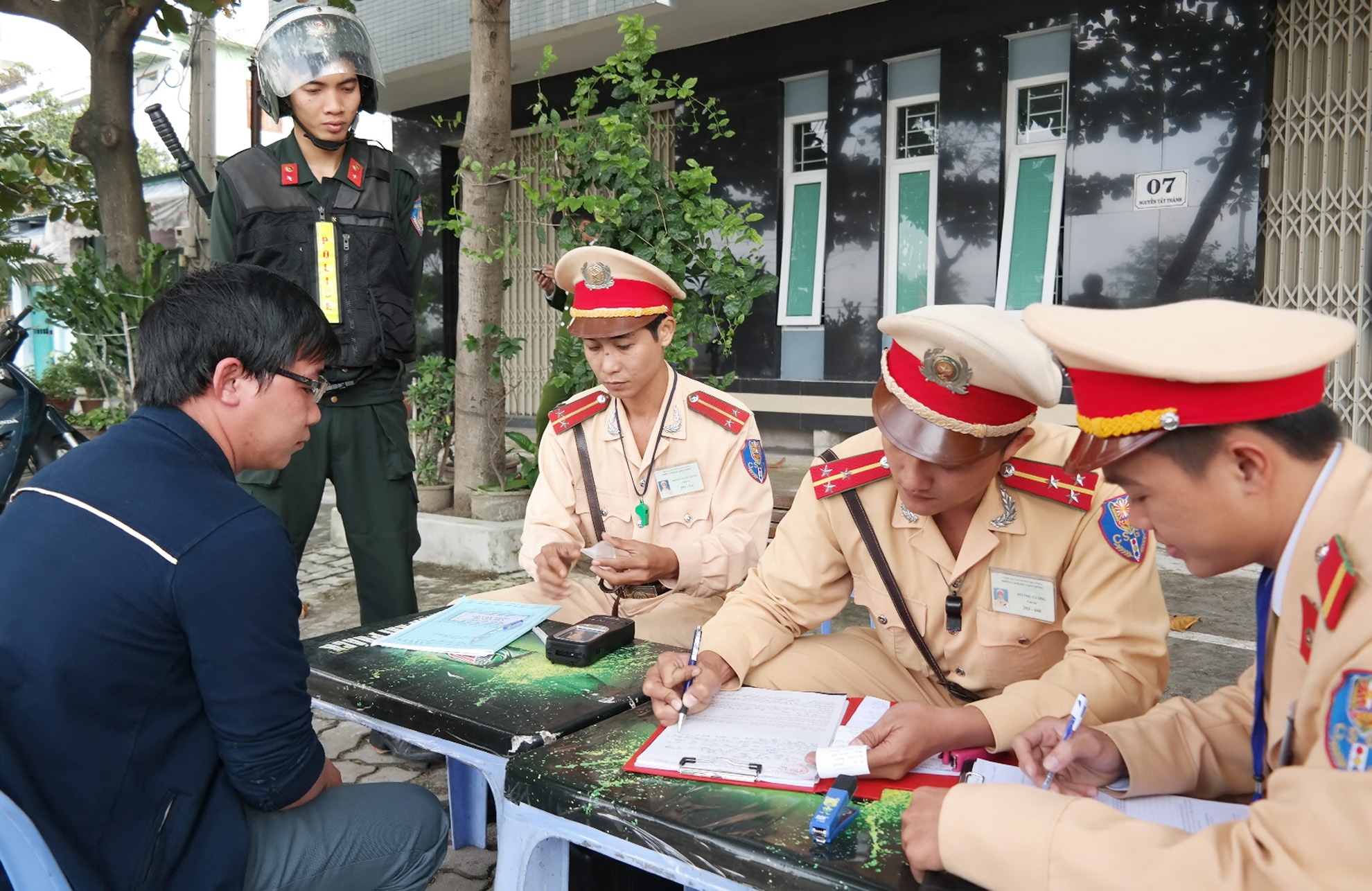 'Buoc nguoi chay nguoc chieu chep phat la hanh xu nhan van' hinh anh