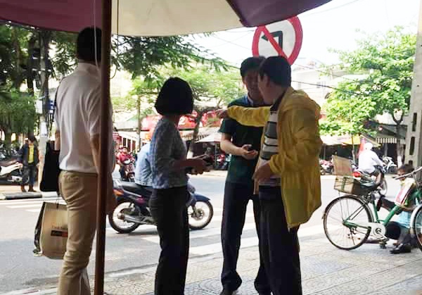 Cong an Da Nang bat nap cong nhat dien thoai cho du khach hinh anh