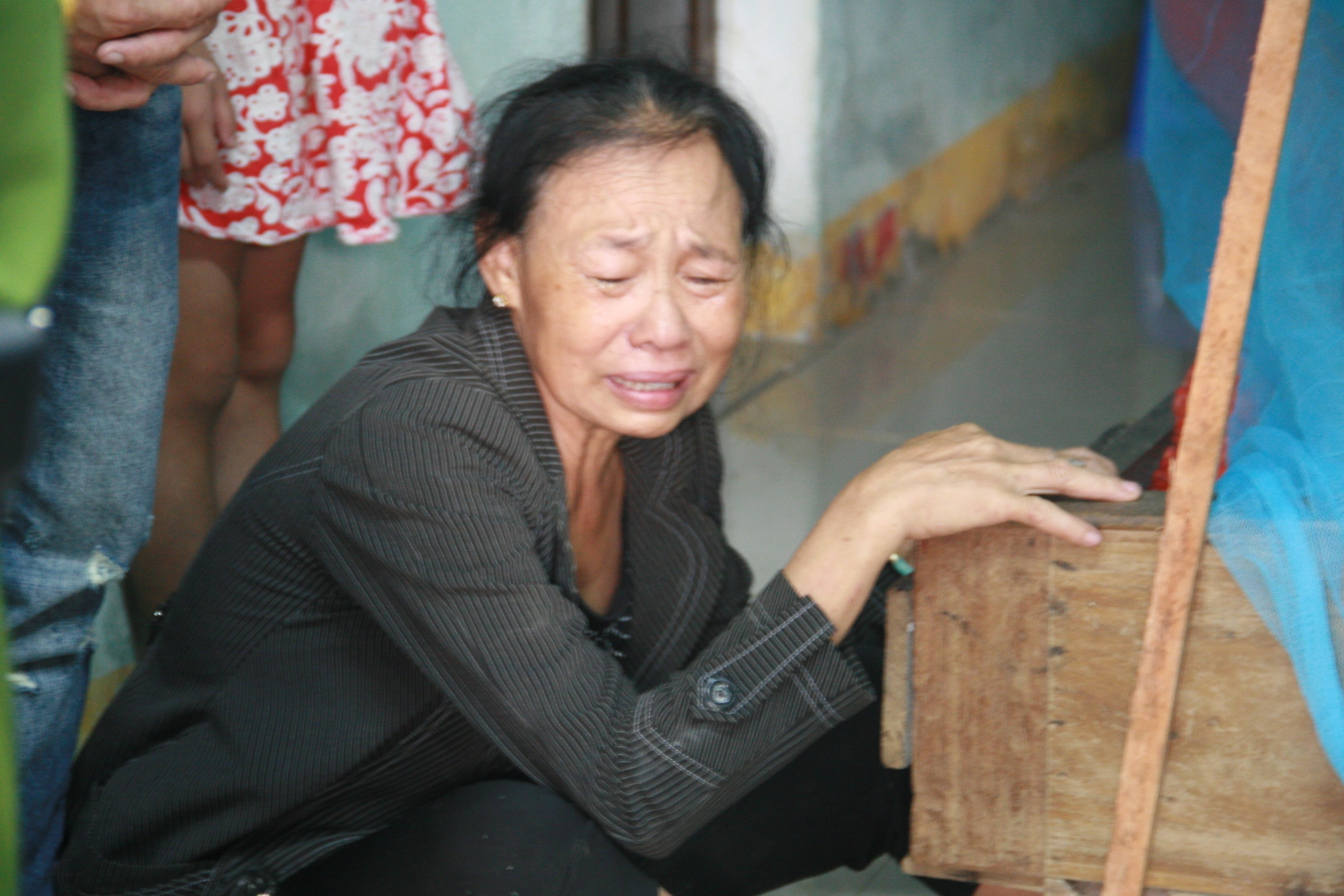 Bat luc nhin em chet ngat duoi ham vang hinh anh