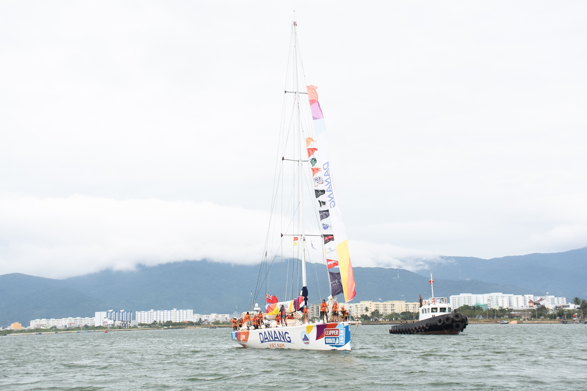 Thuyen Clipper Da Nang gap tai nan o Thai Binh Duong hinh anh
