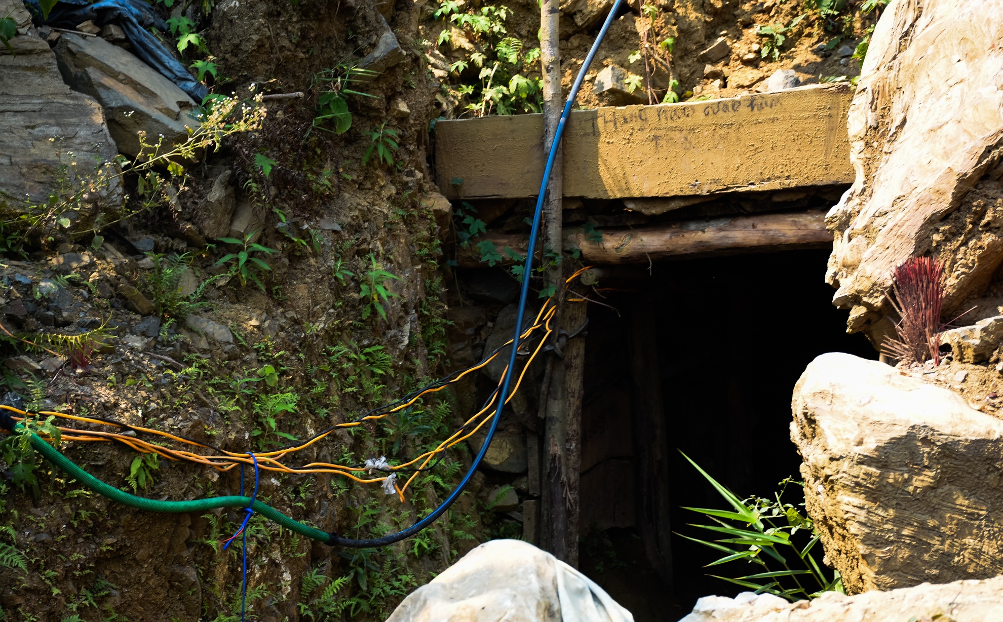 tử vong dưới hầm vàng ảnh 1 tu vong duoi ham vang anh 1