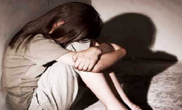 Thay giao bi to xam hai nhieu be gai lop 3 hinh anh