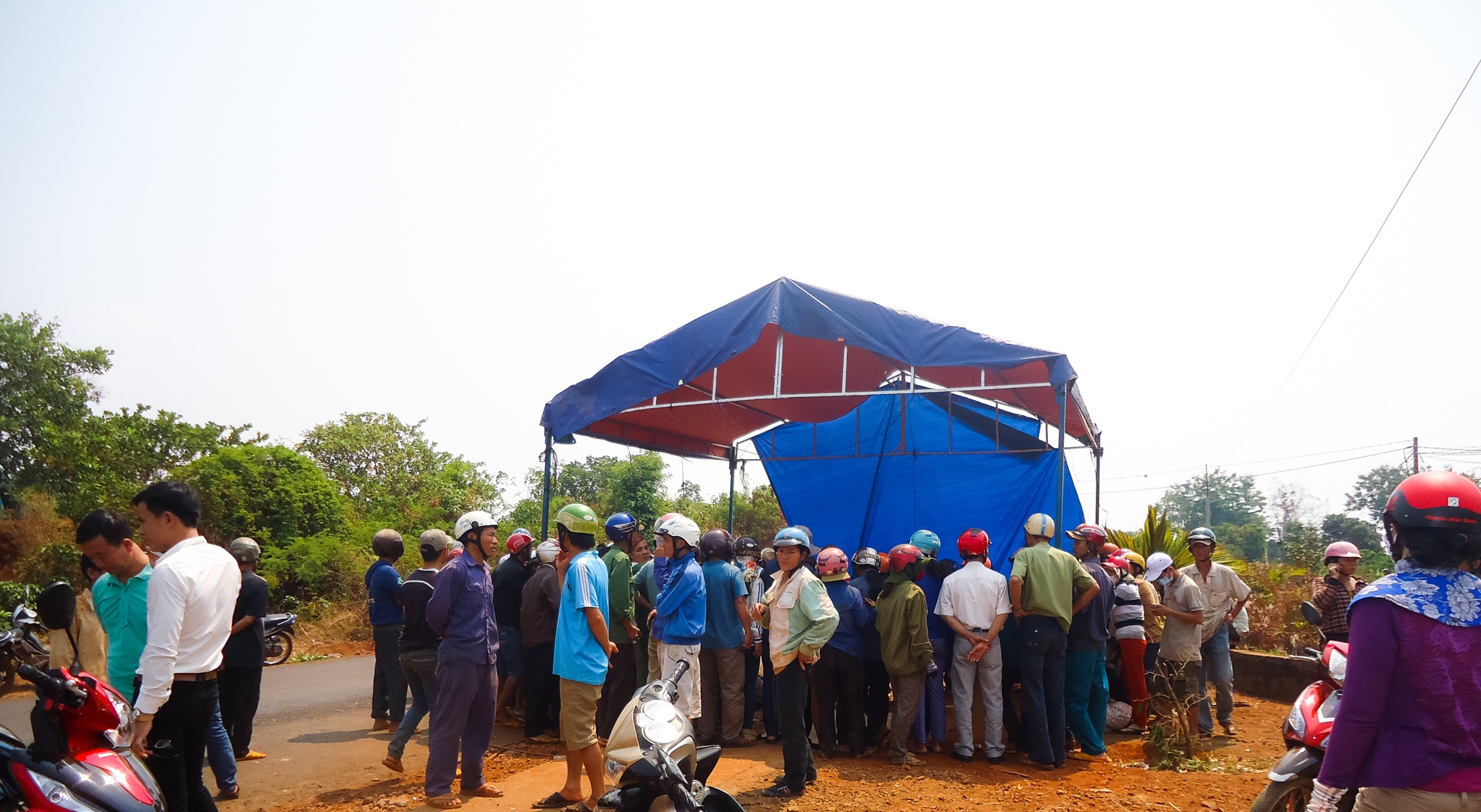 Mot thanh nien nam chet bat thuong o ven duong​ hinh anh